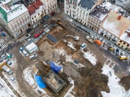 Fragmenty XVIII-w. ratusza odkryto na centralnym placu dawnej Białej Krakowskiej Widok badanego placu centralnego dawnej Białej Krakowskiej