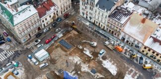 Fragmenty XVIII-w. ratusza odkryto na centralnym placu dawnej Białej Krakowskiej Widok badanego placu centralnego dawnej Białej Krakowskiej