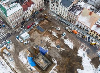 Fragmenty XVIII-w. ratusza odkryto na centralnym placu dawnej Białej Krakowskiej Widok badanego placu centralnego dawnej Białej Krakowskiej