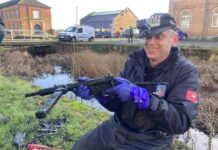 Wyłowił z kanału sześć sztuk broni z okresu II wojny światowej! magnes neodymowy Sten