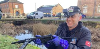 Wyłowił z kanału sześć sztuk broni z okresu II wojny światowej! magnes neodymowy Sten