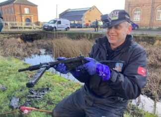 Wyłowił z kanału sześć sztuk broni z okresu II wojny światowej! magnes neodymowy Sten