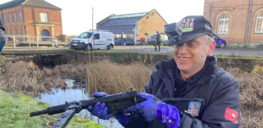 Wyłowił z kanału sześć sztuk broni z okresu II wojny światowej! magnes neodymowy Sten