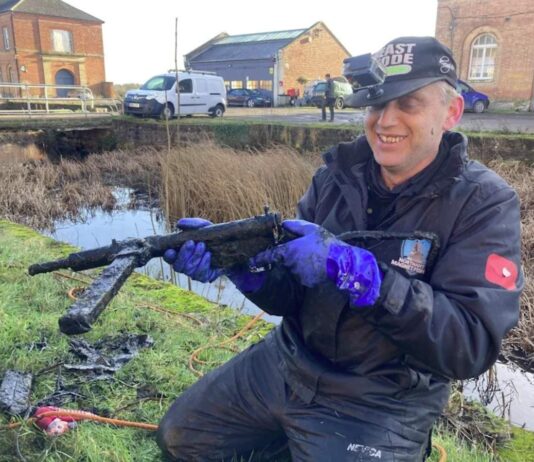 Wyłowił z kanału sześć sztuk broni z okresu II wojny światowej! magnes neodymowy Sten