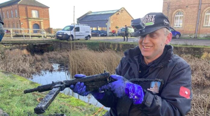 Wyłowił z kanału sześć sztuk broni z okresu II wojny światowej! magnes neodymowy Sten