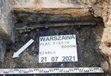 Piękna szabla ułańska została odkryta na skrzyżowaniu w centrum Warszawy