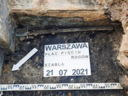 Piękna szabla ułańska została odkryta na skrzyżowaniu w centrum Warszawy