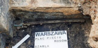 Piękna szabla ułańska została odkryta na skrzyżowaniu w centrum Warszawy