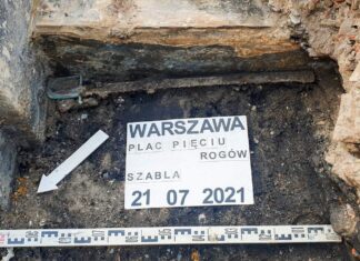 Piękna szabla ułańska została odkryta na skrzyżowaniu w centrum Warszawy