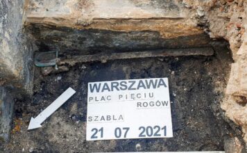 Piękna szabla ułańska została odkryta na skrzyżowaniu w centrum Warszawy