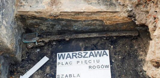 Piękna szabla ułańska została odkryta na skrzyżowaniu w centrum Warszawy