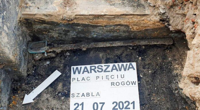 Piękna szabla ułańska została odkryta na skrzyżowaniu w centrum Warszawy