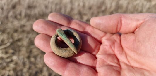 Sprzączka z początków naszej ery odkryta pod Sandomierzem! (GALERIA)