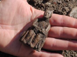 Figurka z rogu – unikatowy artefakt z XIII wieku odkryty na dnie studni! średniowieczna figurka szachowa
