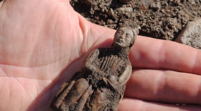 Figurka z rogu – unikatowy artefakt z XIII wieku odkryty na dnie studni! średniowieczna figurka szachowa