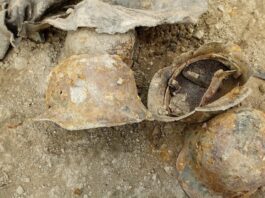 8 niemieckich hełmów z IIWŚ znalezione w Łodzi Niemieckie hełmy znalezione w Łodzi