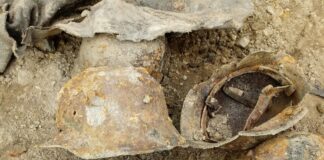 8 niemieckich hełmów z IIWŚ znalezione w Łodzi Niemieckie hełmy znalezione w Łodzi