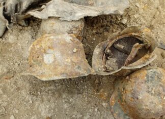 8 niemieckich hełmów z IIWŚ znalezione w Łodzi Niemieckie hełmy znalezione w Łodzi