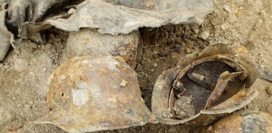 8 niemieckich hełmów z IIWŚ znalezione w Łodzi Niemieckie hełmy znalezione w Łodzi