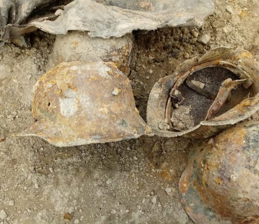 8 niemieckich hełmów z IIWŚ znalezione w Łodzi Niemieckie hełmy znalezione w Łodzi