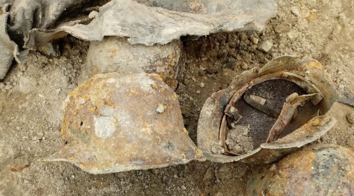 8 niemieckich hełmów z IIWŚ znalezione w Łodzi Niemieckie hełmy znalezione w Łodzi