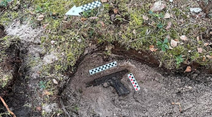 Legendarny polski pistolet VIS znaleziony przez pasjonatów na Helu! (GALERIA +FILM) Polski pistolet VIS wz. 35