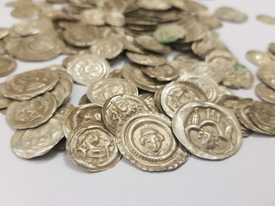 Skarb srebrnych monet odkryty w okolicy Wałbrzycha