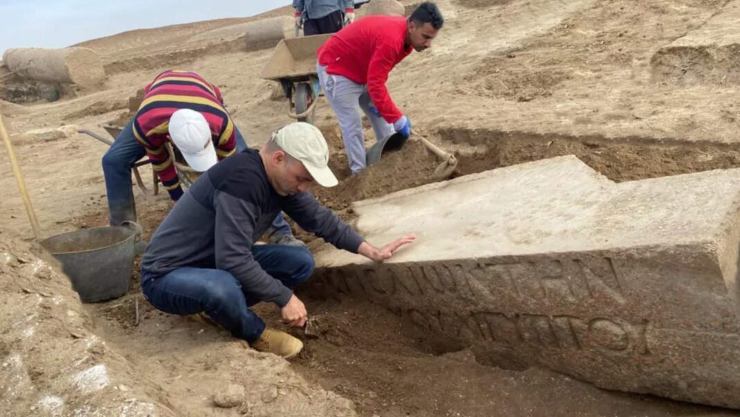 Archeolodzy znaleźli między innymi filary i bloki z różowego granitu