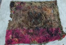 Kopali ziemię przy muzeum – odnaleźli wiadro ze starym sztandarem! (FILM) Prawdopodobnie sztandar kombatancki