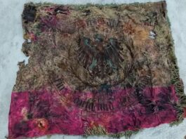 Kopali ziemię przy muzeum – odnaleźli wiadro ze starym sztandarem! (FILM) Prawdopodobnie sztandar kombatancki