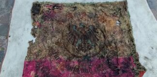 Kopali ziemię przy muzeum – odnaleźli wiadro ze starym sztandarem! (FILM) Prawdopodobnie sztandar kombatancki