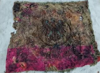 Kopali ziemię przy muzeum – odnaleźli wiadro ze starym sztandarem! (FILM) Prawdopodobnie sztandar kombatancki