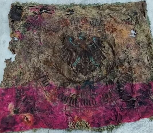 Kopali ziemię przy muzeum – odnaleźli wiadro ze starym sztandarem! (FILM) Prawdopodobnie sztandar kombatancki