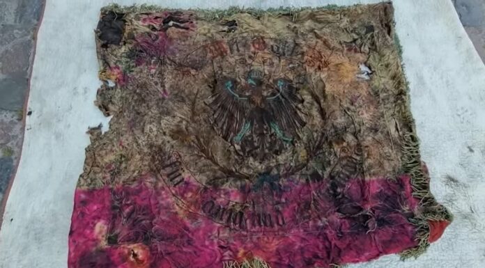 Kopali ziemię przy muzeum – odnaleźli wiadro ze starym sztandarem! (FILM) Prawdopodobnie sztandar kombatancki