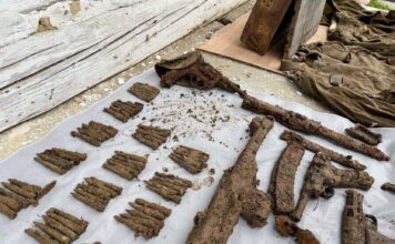 Stara kaseta ujawniła tajemnicę AK i ukrytego w lesie depozytu broni! (GALERIA +FILM) Broń i amunicja z ukrytego przez Armię Krajową depozytu