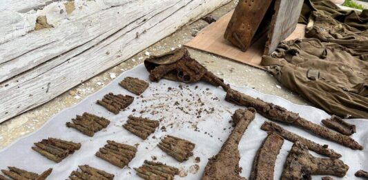 Stara kaseta ujawniła tajemnicę AK i ukrytego w lesie depozytu broni! (GALERIA +FILM) Broń i amunicja z ukrytego przez Armię Krajową depozytu