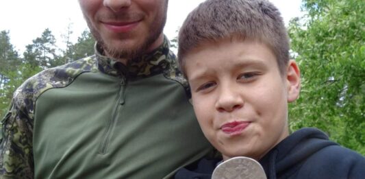 Wielkopolska. 14-latek znalazł wykrywaczem srebrną monetę z XVII wieku! Kuba to młody poszukiwacz który znalazł srebrną monetą z XVII wieku