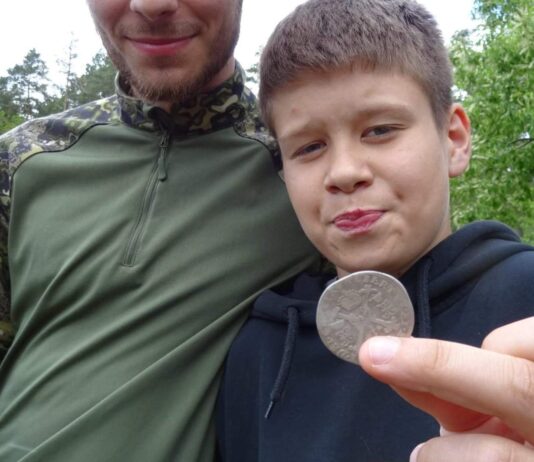 Wielkopolska. 14-latek znalazł wykrywaczem srebrną monetę z XVII wieku! Kuba to młody poszukiwacz który znalazł srebrną monetą z XVII wieku