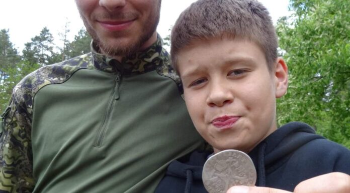 Wielkopolska. 14-latek znalazł wykrywaczem srebrną monetę z XVII wieku! Kuba to młody poszukiwacz który znalazł srebrną monetą z XVII wieku