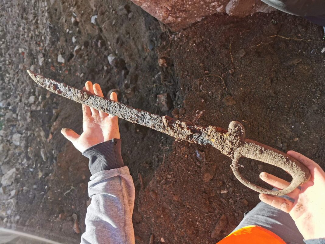 Biała broń odkryta w trakcie prac remontowych na terenie Twierdzy Srebrna Góra
