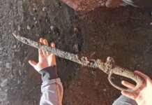 XIX-wieczna broń biała odkryta w fosie Twierdzy Srebrna Góra Biała broń odkryta w trakcie prac remontowych na terenie Twierdzy Srebrna Góra