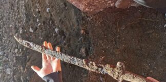 XIX-wieczna broń biała odkryta w fosie Twierdzy Srebrna Góra Biała broń odkryta w trakcie prac remontowych na terenie Twierdzy Srebrna Góra