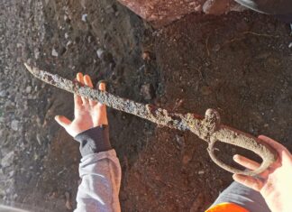 XIX-wieczna broń biała odkryta w fosie Twierdzy Srebrna Góra Biała broń odkryta w trakcie prac remontowych na terenie Twierdzy Srebrna Góra