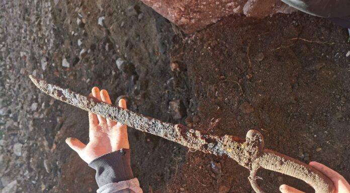 XIX-wieczna broń biała odkryta w fosie Twierdzy Srebrna Góra Biała broń odkryta w trakcie prac remontowych na terenie Twierdzy Srebrna Góra