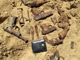 Wielkopolskie. Odkryto depozyt broni z okresu II wojny światowej (GALERIA) Broń odkryta na jednej z posesji w miejscowości Piotrówka