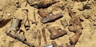 Wielkopolskie. Odkryto depozyt broni z okresu II wojny światowej (GALERIA) Broń odkryta na jednej z posesji w miejscowości Piotrówka