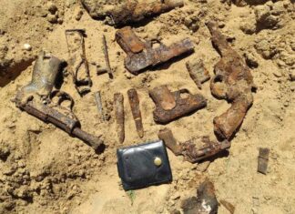 Wielkopolskie. Odkryto depozyt broni z okresu II wojny światowej (GALERIA) Broń odkryta na jednej z posesji w miejscowości Piotrówka