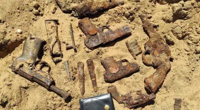 Wielkopolskie. Odkryto depozyt broni z okresu II wojny światowej (GALERIA) Broń odkryta na jednej z posesji w miejscowości Piotrówka