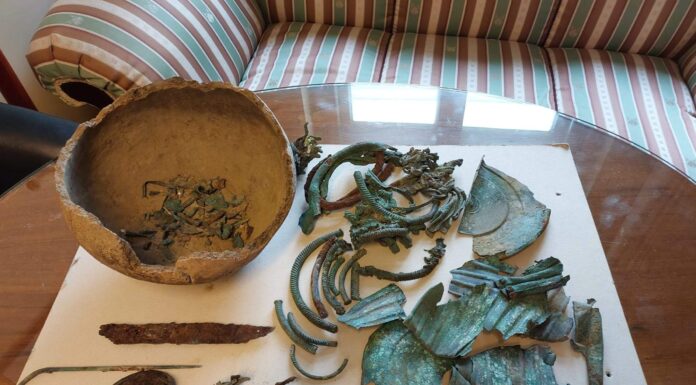 Żary. Myślał że znalazł kawałek blachy – odkrył skarb z epoki brązu! Znaleziony depozyt z epoki brązu