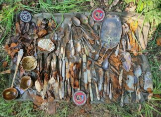 Garnek pełen srebra został odkryty w okolicach Lubania przez poszukiwaczy (GALERIA +FILM) Depozyt ze srebrną zastawą